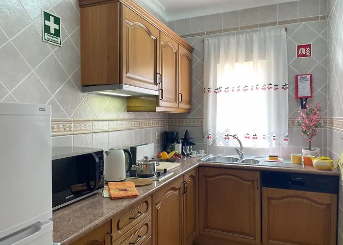 Villa Eber - Independent 1 & 2 Bedroom Apartments, Pool, Air Con, Fast Wi-Fi, Near Old Town Of Albufeira And Beaches
